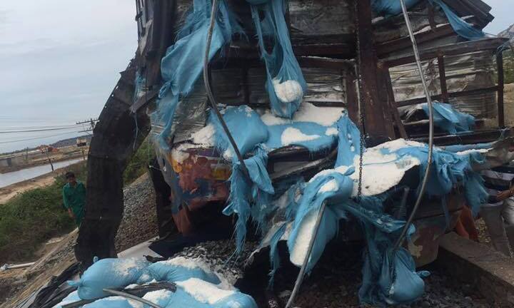 Tàu hỏa tông nát xe tải chở muối ở Ninh Thuận