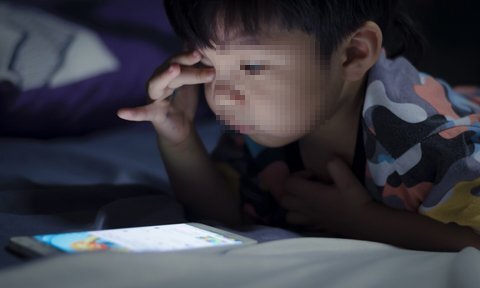 Xem clip này, còn bố mẹ nào dám đưa điện thoại cho con nghịch?