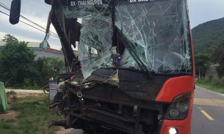 Tai nạn liên hoàn ở Quảng Nam, hàng chục hành khách khiếp vía
