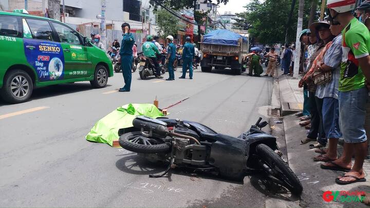 Va chạm với xe tải, người đàn ông bị cuốn vào gầm chết tại chỗ