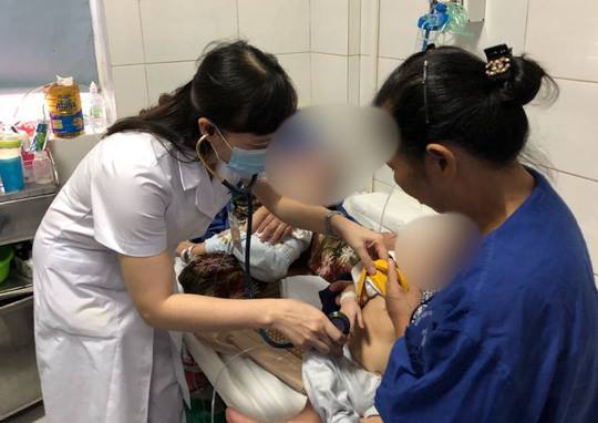 2 bé song sinh mắc sởi nguy kịch, lo ngại dịch bùng phát