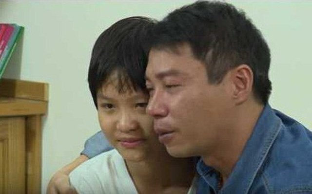 Công Lý bật khóc khi con gái đập lợn đất, trả tiền thuê nhà giúp bố