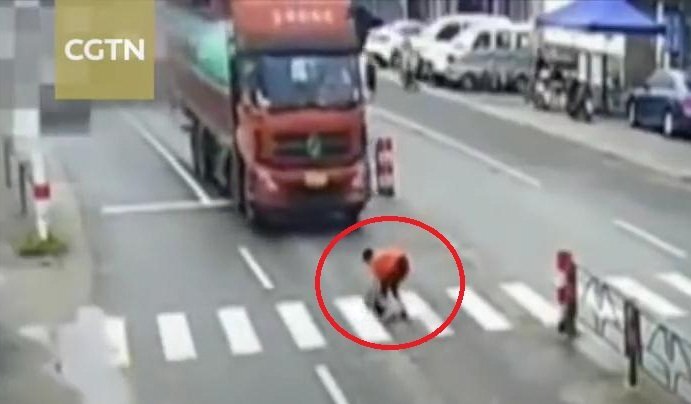 Clip: Băng qua đường cứu chó, người phụ nữ bị xe tải đâm ngã