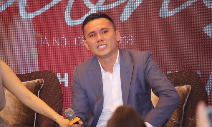 Tú Dưa rơi nước mắt khi đưa chuyện cha mẹ vào MV của Đinh Hiền Anh