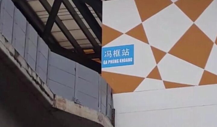 Gỡ biển báo tiếng Trung Quốc ở đường sắt Cát Linh - Hà Đông