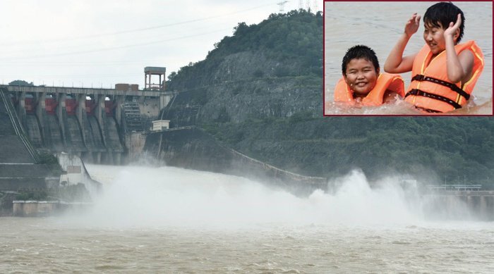 Thuỷ điện Hoà Bình mở cửa xả đáy, rợn người nhìn trẻ em vui đùa ở bãi tắm tử thần