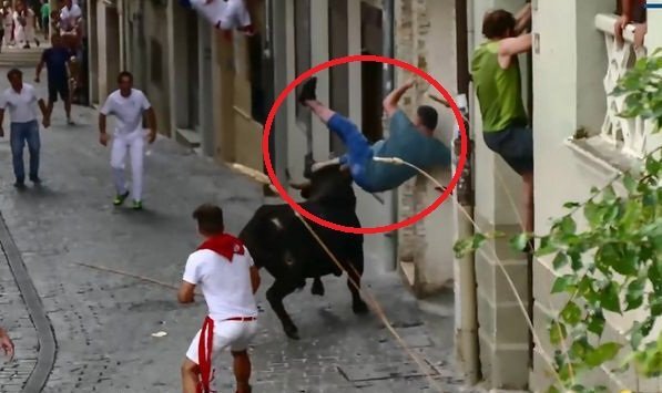 Clip: Bò tót nổi điên húc rách tả tơi quần người đứng ven đường