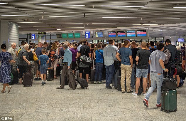 Sân bay Đức phải hủy chuyến, cảnh sát vũ trang ập tới vì một món đồ chơi