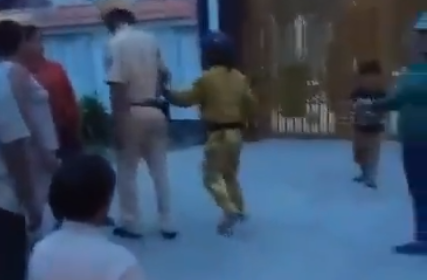 Dân quỳ lạy trước nhà chủ tịch huyện ở Tây Ninh: UBND huyện yêu cầu xử lý