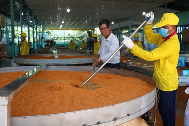 Từ một hộ nghèo vươn lên làm giàu nhờ sáng chế máy sấy muối