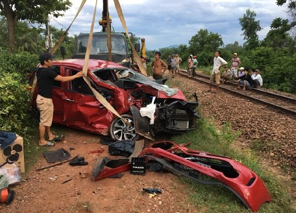 Cố tình băng qua đường sắt: Xe ô tô bị tàu hoả đâm biến dạng, tài xế thiệt mạng