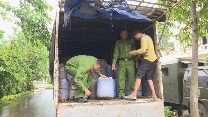 Bắt xe tải chở 6.000 lít dầu ăn đã qua sử dụng trên đường đi tiêu thụ