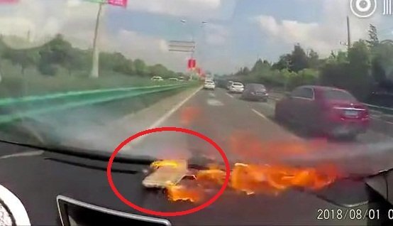 Clip: iPhone 6 nổ tung trong ô tô, nữ tài xế hoảng hồn kêu thất thanh