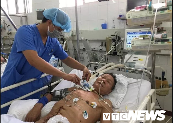 Mẹ ung thư nằm nhà, con trai nghèo nuốt nước mắt xin cho bố ung thư ra viện chờ chết