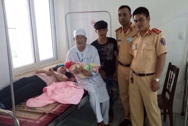 CSGT dùng xe tuần tra đưa sản phụ đến bệnh viện sinh con kịp thời