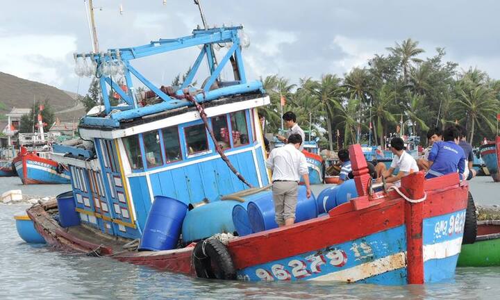 Trong 3 ngày, 3 tàu cá của ngư dân Quảng Ngãi bị chìm trên biển