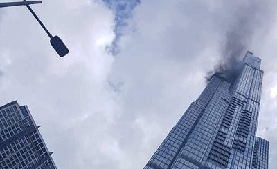 Xỉ hàn bắn vào xốp khiến khói bốc lên ở toà nhà 81 tầng