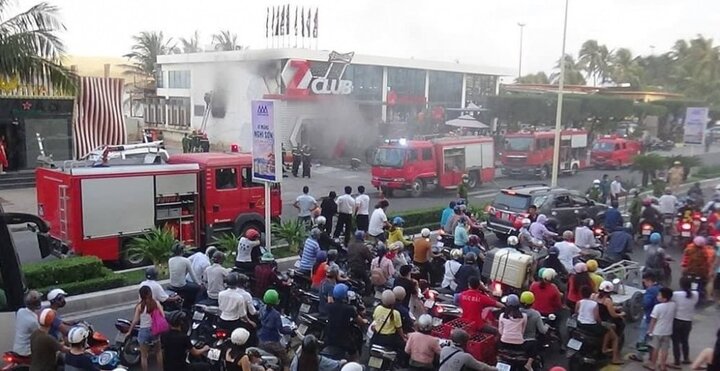 Vũ trường ở Nha Trang bốc cháy dữ dội