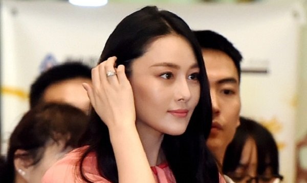 'Kẻ thù không đội trời chung' khoe nhẫn cưới kim cương giữa lúc Phạm Băng Băng bị đồn hoãn đám cưới