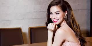 Video: Diamond Plaza cháy dữ dội, Hồ Ngọc Hà xin ngừng hát để kiểm tra tình hình