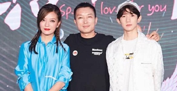 Sau thời gian xuất hiện xinh đẹp, Triệu Vy lại bị chê phong cách thời trang