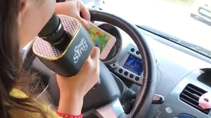 Clip: Nữ tài xế vừa lái xe vừa hát karaoke khiến người xem thót tim