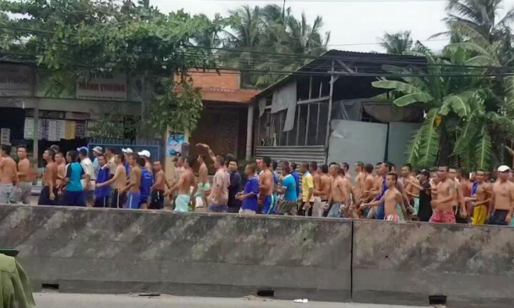 Video: Hàng trăm học viên cai nghiện hò hét trên quốc lộ ở Tiền Giang