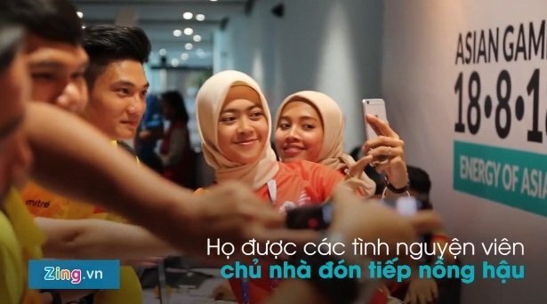 Video: U23 Việt Nam bị nữ tình nguyện viên nước chủ nhà vây kín chụp ảnh