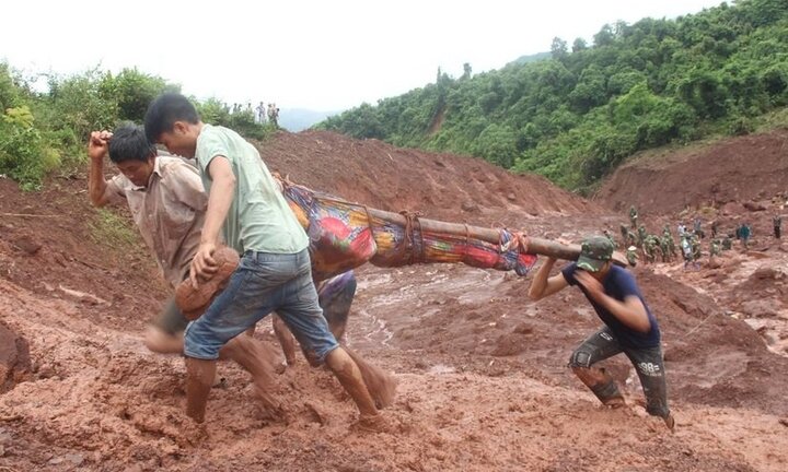 Sạt lở đất vùi chết hai bà cháu ở Lào Cai