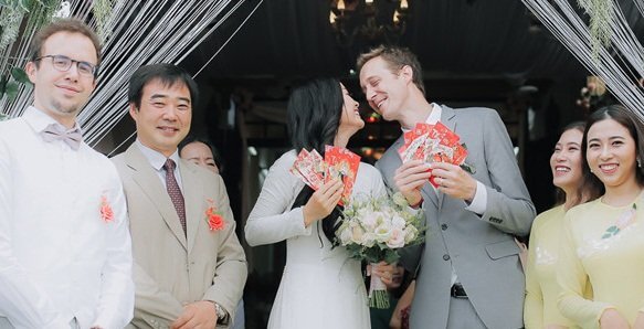 Nữ diễn viên Việt đầu tiên làm phi công kết hôn với chồng Tây