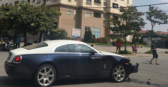Va chạm với ô tô Honda CRV, siêu xe nát bét đầu: Chủ nhân xe Rolls-Royce là ai?
