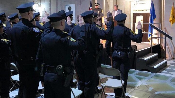 Cảnh sát bị đình chỉ vì nói sẽ được trả thêm tiền nếu bắn người