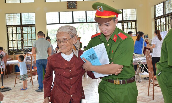 Chiến sỹ trẻ khám bệnh, phát thuốc miễn phí cho gần 200 hộ dân nghèo ở Hải Phòng