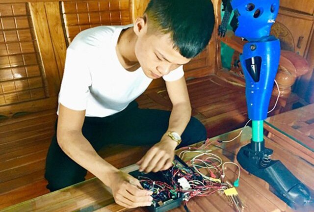 Sáng chế chân robot cho người khuyết tật của cậu bé trường làng