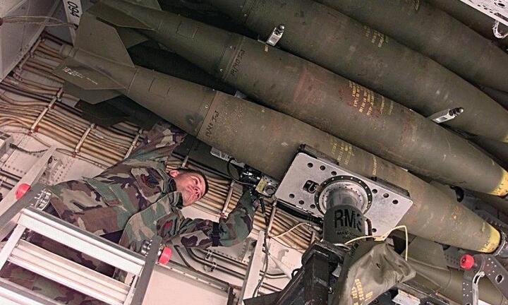 Tìm thấy mảnh bom Mỹ tại hiện trường xe chở học sinh Yemen bị không kích, Washington nói không biết