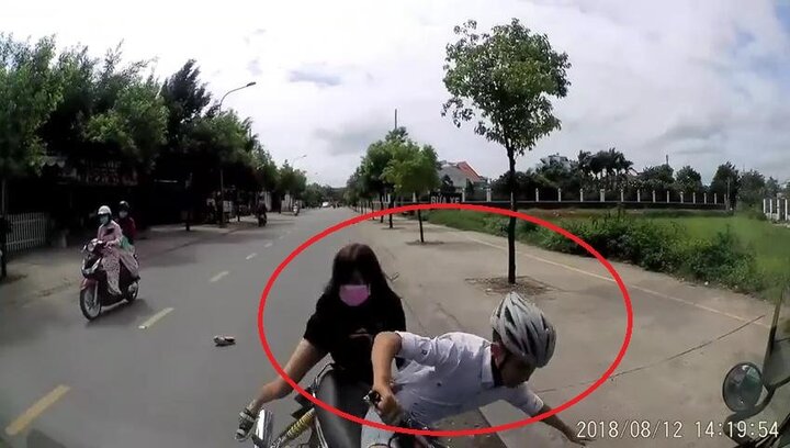 Clip: Tránh xe máy đánh võng, thanh niên chở bạn gái đâm trực diện ô tô