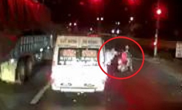 Clip: Nhân viên nhà xe đánh người đi xe máy chở trẻ nhỏ ngã lăn ra đường