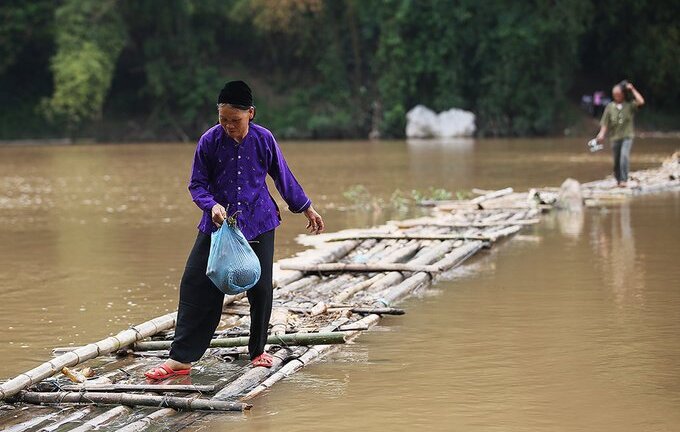 Video: Thót tim cảnh người già, trẻ nhỏ ở Lạng Sơn vượt sông trên những cây tre như làm xiếc