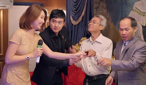 Gạo nếp gạo tẻ tập 43: Cha chồng bệnh nặng, Thúy Ngân vẫn tiệc tùng thâu đêm