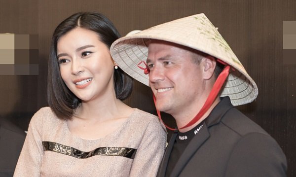 Cao Thái Hà tặng quà đặc biệt cho Michael Owen