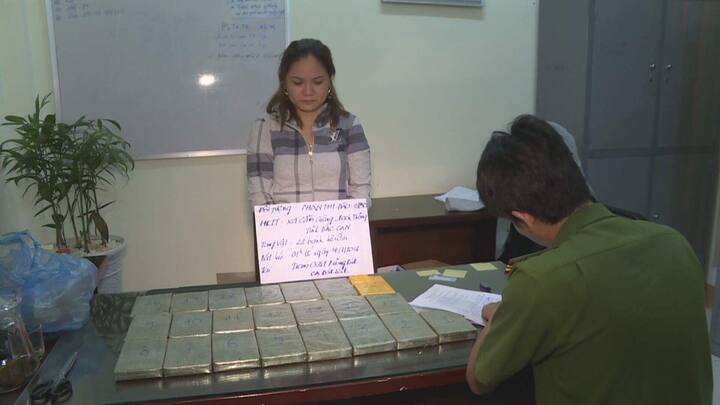 Bắt giữ xe khách vận chuyển 22 bánh heroin tại Đắk Lắk