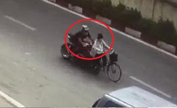 Clip: Xe phân khối lớn đâm ngã cụ bà rồi bỏ chạy trên phố Hà Nội