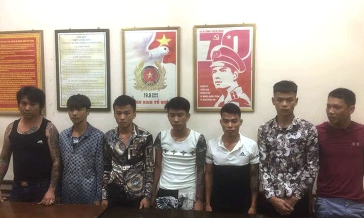 Chặn ô tô chở nhóm côn đồ xăm trổ lăm lăm hung khí đi đòi nợ