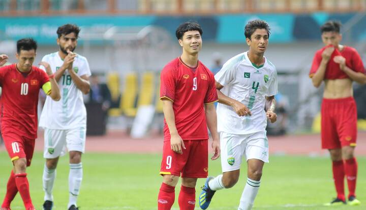 Hai lần sút hỏng 11m, Công Phượng đứng cười trừ trên sân