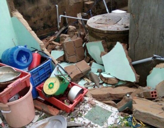 Bão số 4 ở Bình Thuận: 6 tàu đánh cá bị chìm, hơn 50 ngôi nhà tốc mái