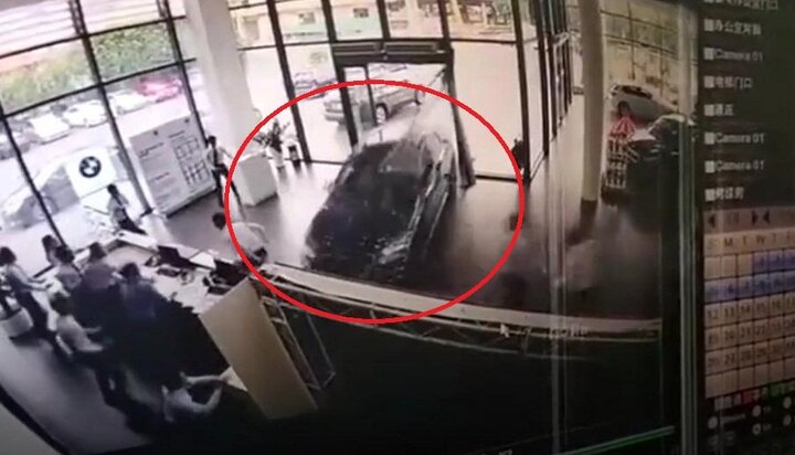 Clip: Lái thử BMW khi đi mua xe, nữ tài xế đạp nhầm chân ga, phá tan cửa hàng