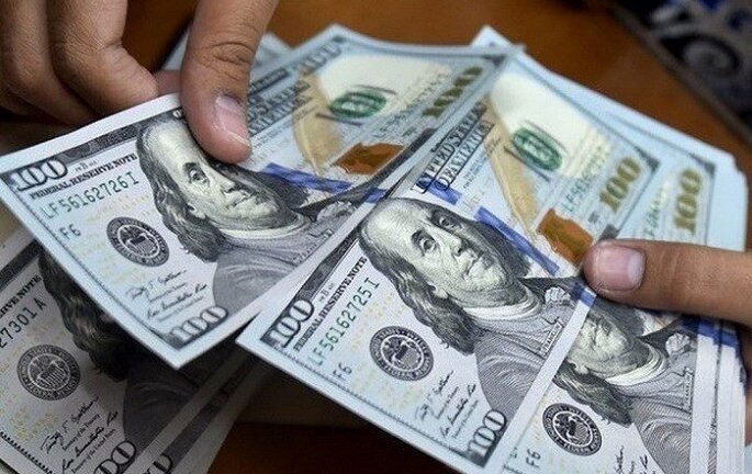 Đồng USD hạ nhiệt tại Việt Nam, tăng mạnh trên thế giới