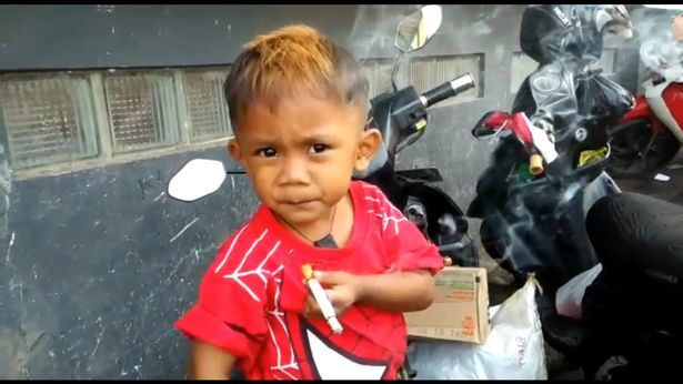 Kinh ngạc bé trai hơn hai tuổi ‘nghiện’ thuốc lá, hút 40 điếu một ngày
