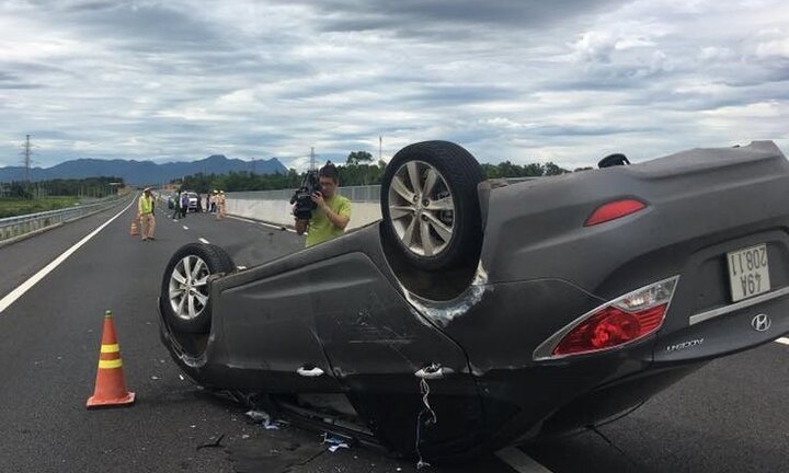 Tông vào dải phân cách, xe ô tô chở thai phụ lật trên cao tốc Đà Nẵng – Quảng Ngãi