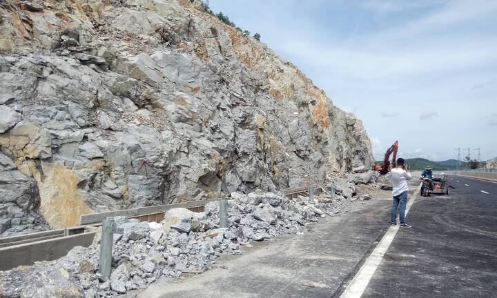 Ảnh: Cao tốc Đà Nẵng – Quảng Ngãi dang dở trước ngày vận hành